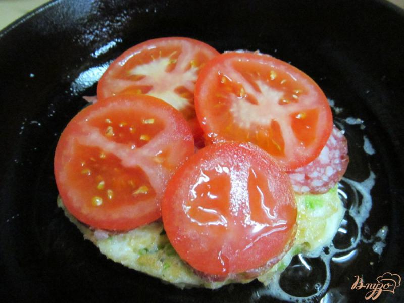 Фото приготовление рецепта: Бутерброд с бужениной помидором и сыром шаг №6