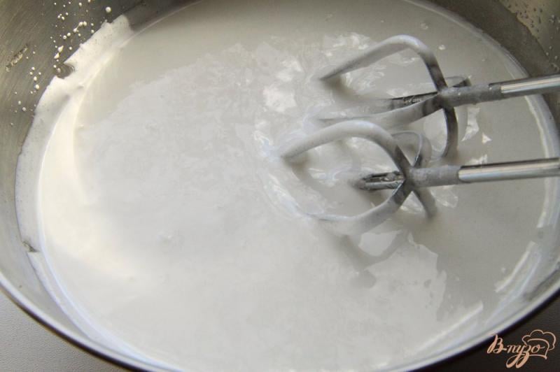 Фото приготовление рецепта: Глазурь из сахара и белков шаг №3