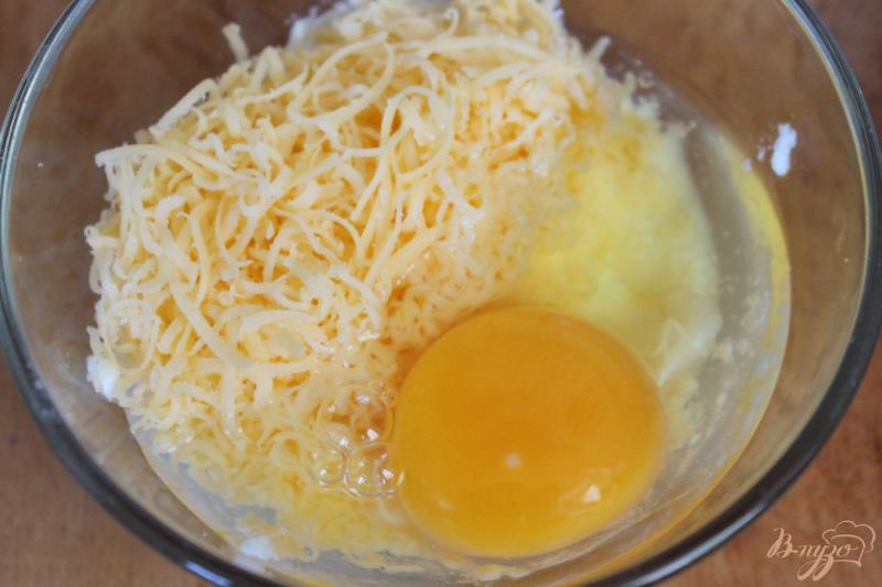 Фото приготовление рецепта: Минтай с луком и сыром запеченный в духовке шаг №6