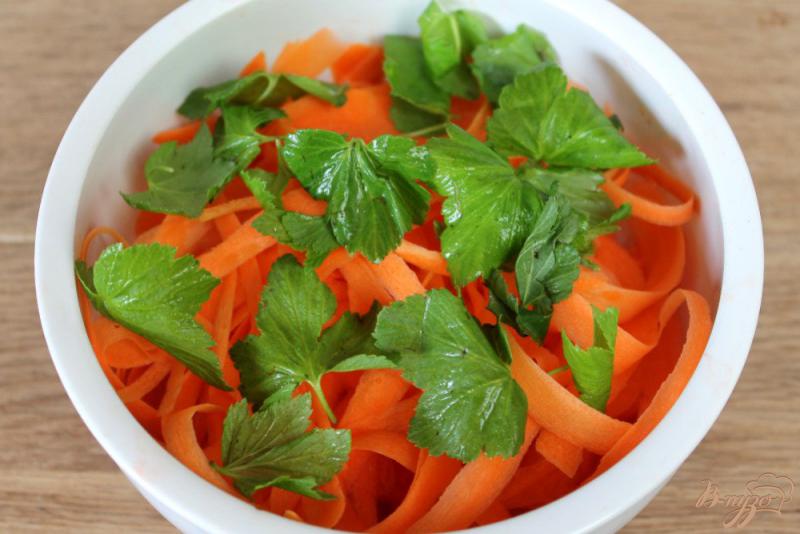 Фото приготовление рецепта: Морковный салат с листьями черной смородины и орехами шаг №2