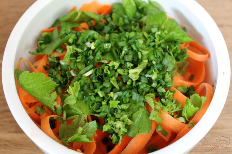 Фото приготовление рецепта: Морковный салат с листьями черной смородины и орехами шаг №3