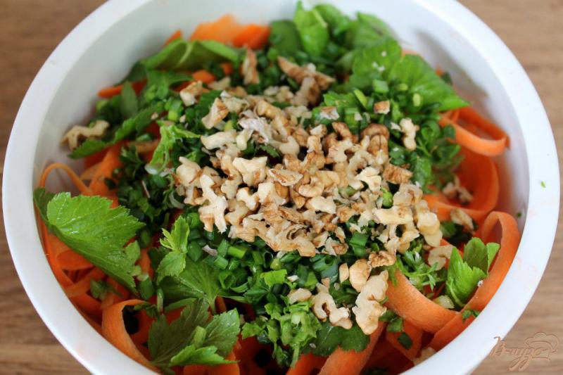 Фото приготовление рецепта: Морковный салат с листьями черной смородины и орехами шаг №4