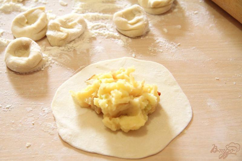 Фото приготовление рецепта: Лепешки из пельменного теста с картофельным пюре шаг №4