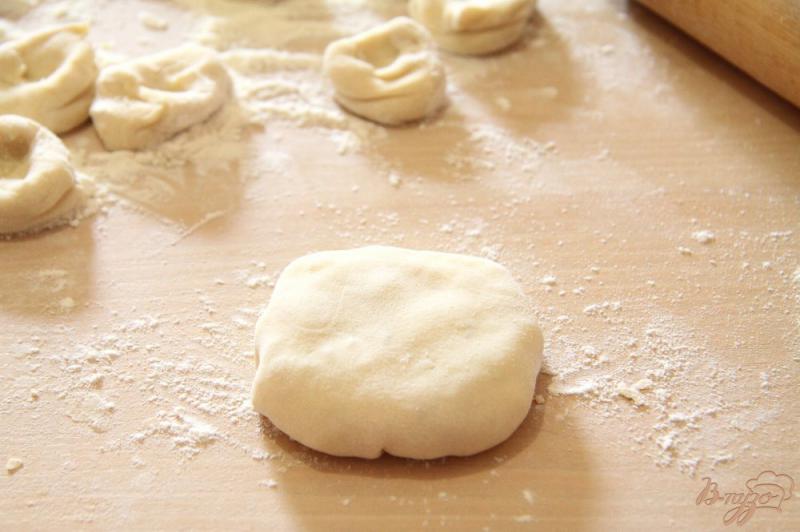 Фото приготовление рецепта: Лепешки из пельменного теста с картофельным пюре шаг №7