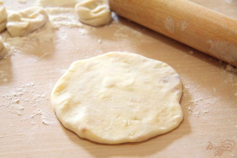 Фото приготовление рецепта: Лепешки из пельменного теста с картофельным пюре шаг №8