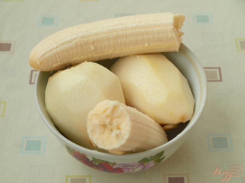 Фото приготовление рецепта: Бананово-грушёвые оладушки шаг №1