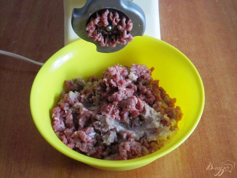 Фото приготовление рецепта: Чебуреки с мясом шаг №4