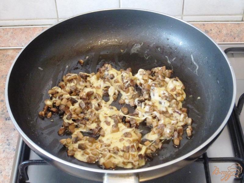 Фото приготовление рецепта: Перепелки, фаршированные грибами и сыром шаг №8