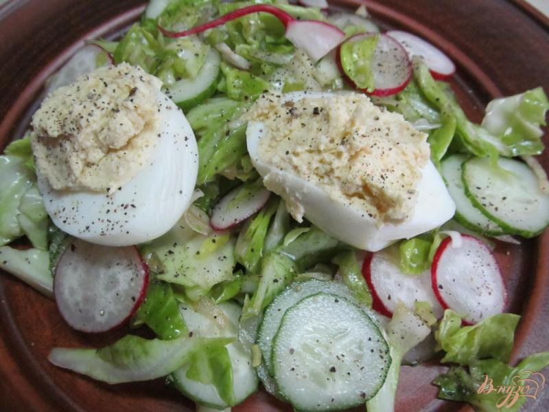 Фото приготовление рецепта: Салат с фаршированными яйцами шаг №4