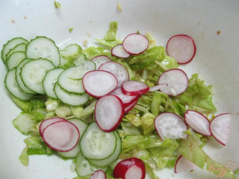 Фото приготовление рецепта: Салат с фаршированными яйцами шаг №2