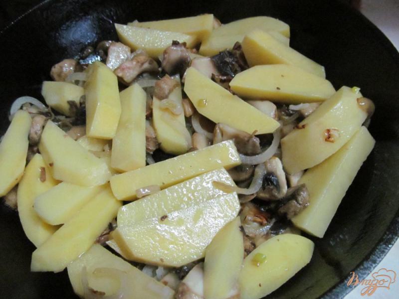 Фото приготовление рецепта: Тушенный картофель с грибами и колбасками шаг №2
