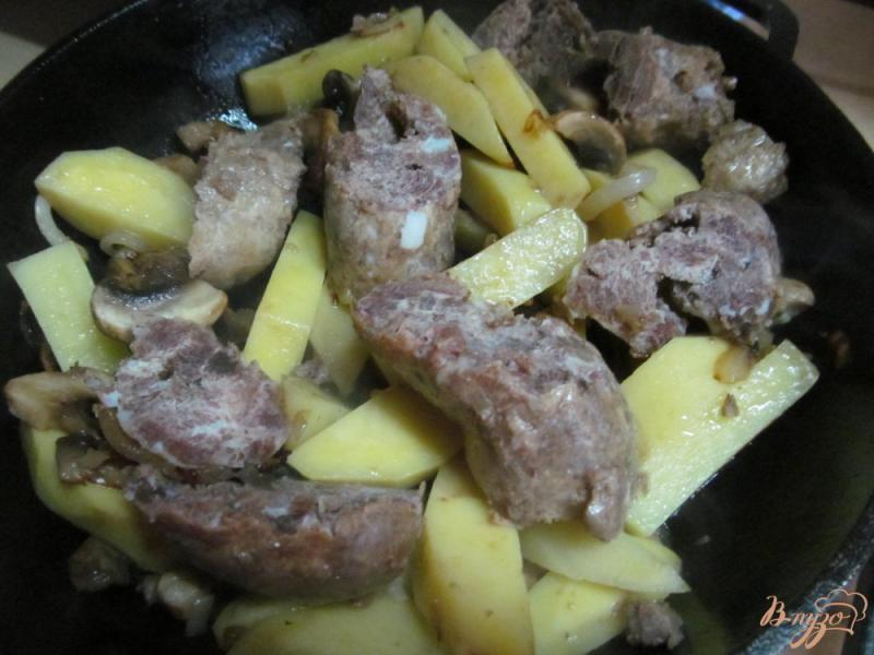 Фото приготовление рецепта: Тушенный картофель с грибами и колбасками шаг №3