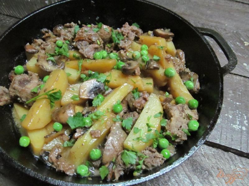 Фото приготовление рецепта: Тушенный картофель с грибами и колбасками шаг №4