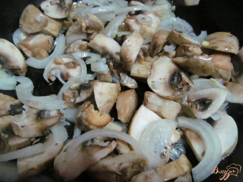Фото приготовление рецепта: Тушенный картофель с грибами и колбасками шаг №1