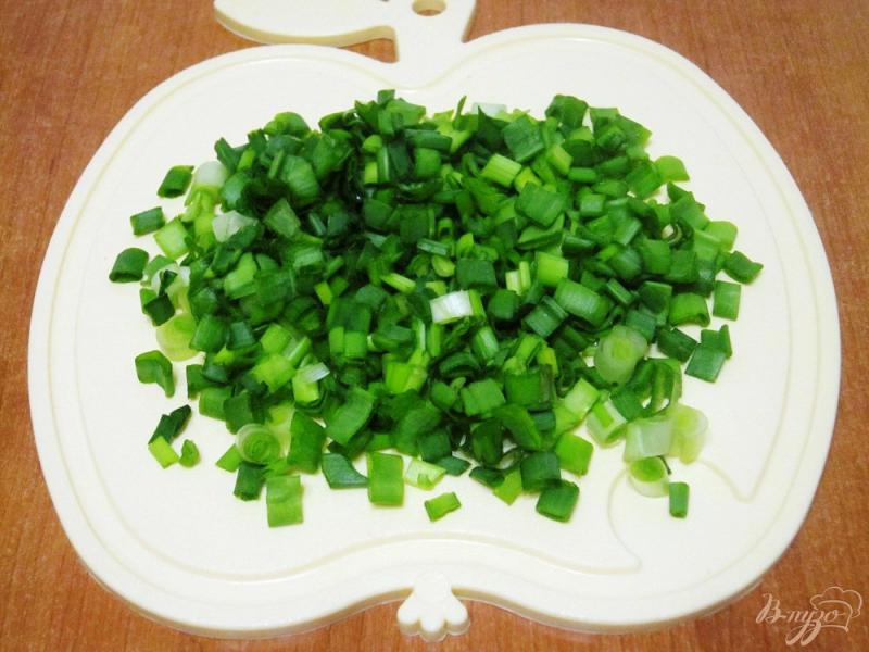 Фото приготовление рецепта: Салат с зеленью и курицей шаг №4