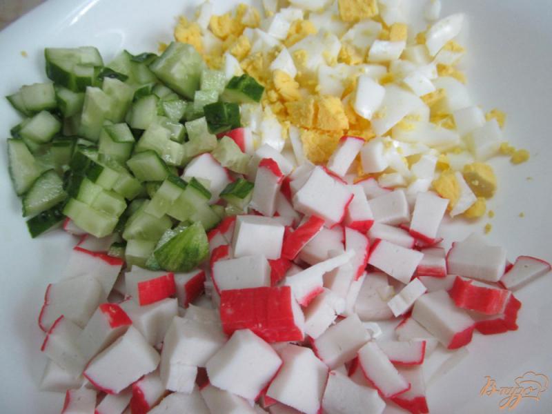 Фото приготовление рецепта: Салат из крабовых палочек шаг №4