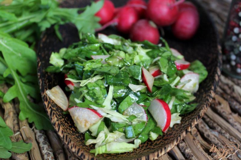 Фото приготовление рецепта: Салат из молодой капусты, редиса и шпината шаг №6