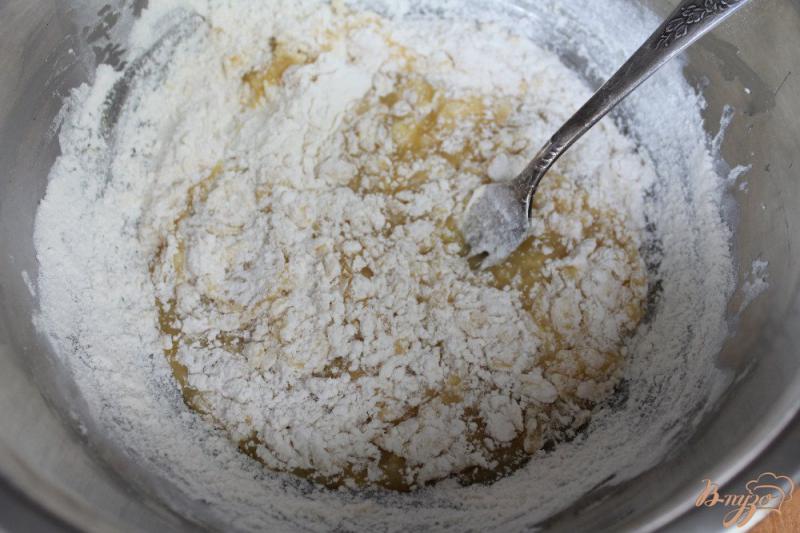 Фото приготовление рецепта: Песочное печенье с изюмом и яблоками шаг №3