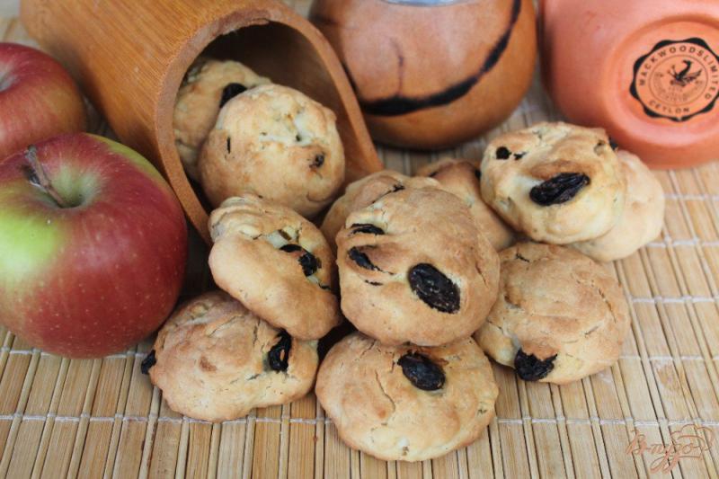 Фото приготовление рецепта: Песочное печенье с изюмом и яблоками шаг №6