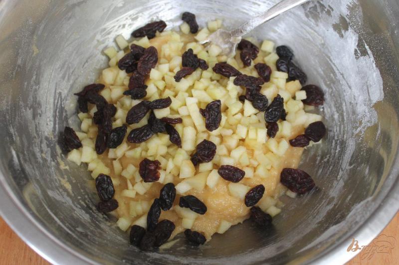Фото приготовление рецепта: Песочное печенье с изюмом и яблоками шаг №4
