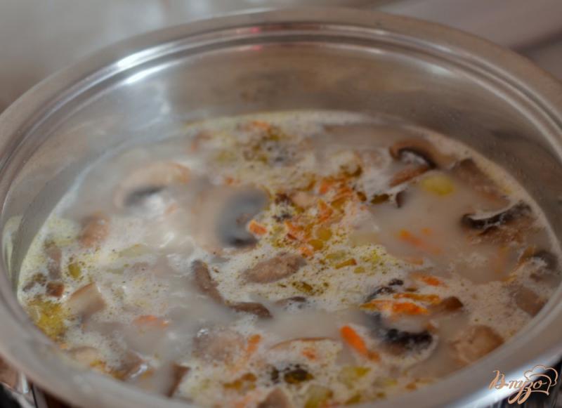 Фото приготовление рецепта: Суп с шампиньонами и плавленым сырком шаг №4