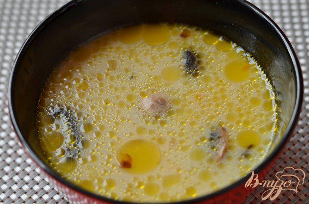 Фото приготовление рецепта: Суп с шампиньонами и плавленым сырком шаг №5