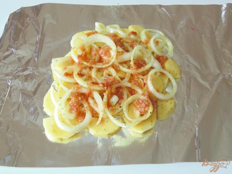 Фото приготовление рецепта: Картофель с аджикой и сыром в фольге шаг №2