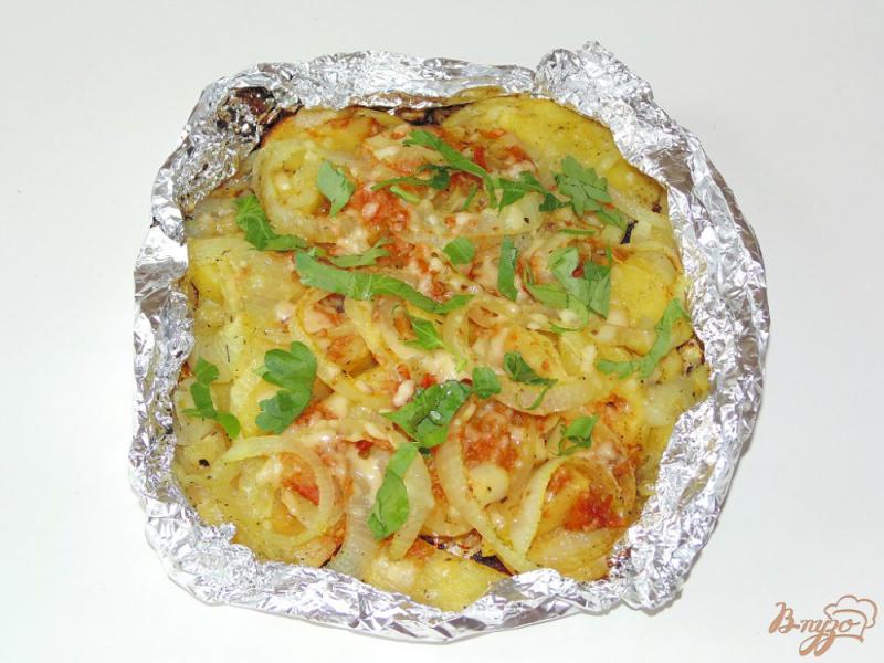 Фото приготовление рецепта: Картофель с аджикой и сыром в фольге шаг №5