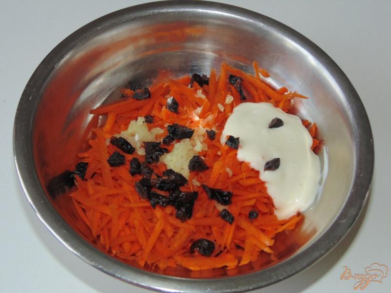 Фото приготовление рецепта: Салат из моркови с черносливом шаг №3