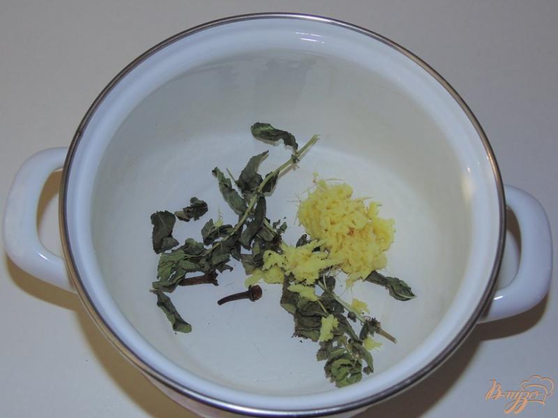 Фото приготовление рецепта: Имбирный напиток с мятой и лимоном шаг №2