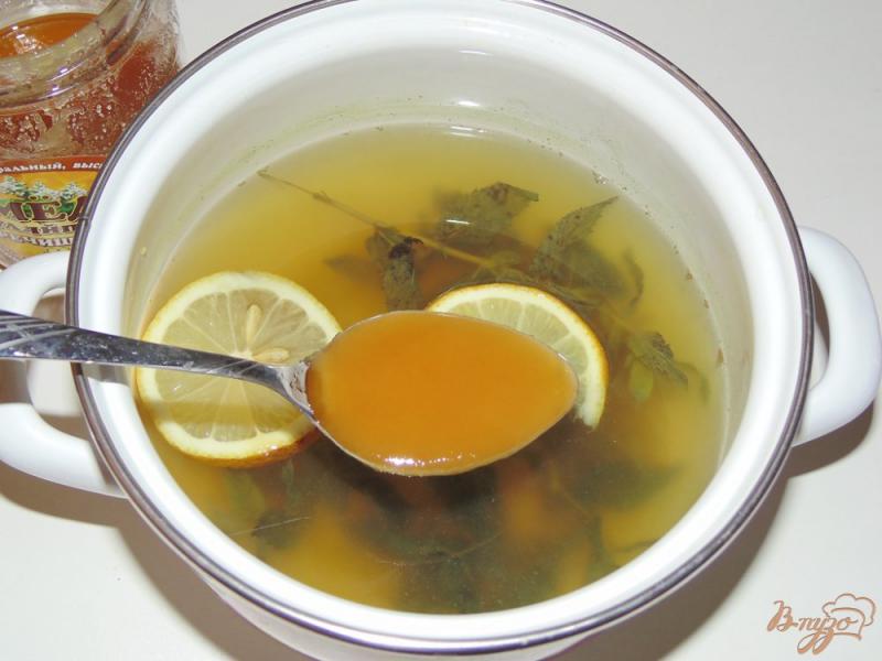 Фото приготовление рецепта: Имбирный напиток с мятой и лимоном шаг №3