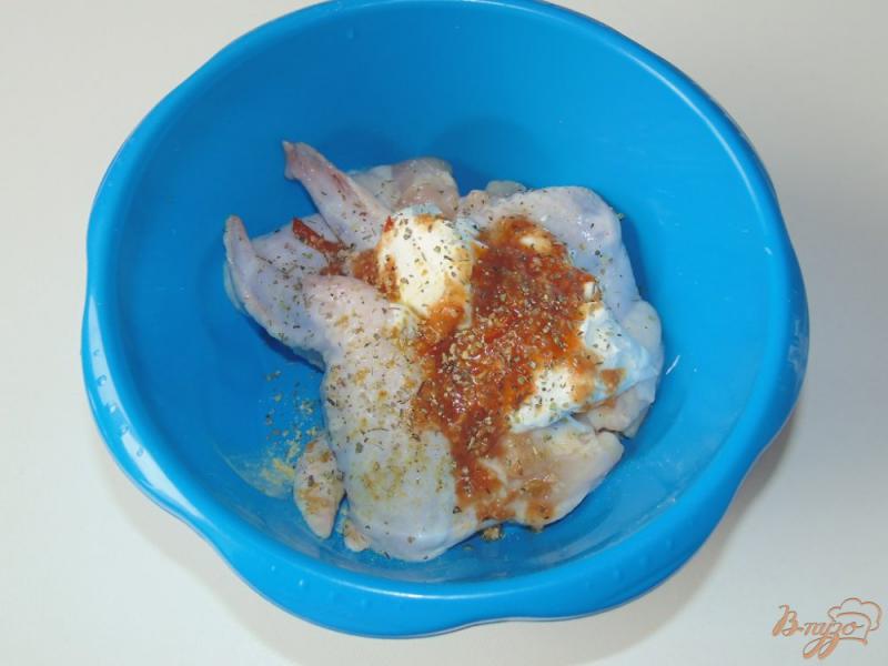Фото приготовление рецепта: Куриные крылышки маринованные в сметане с аджикой шаг №2