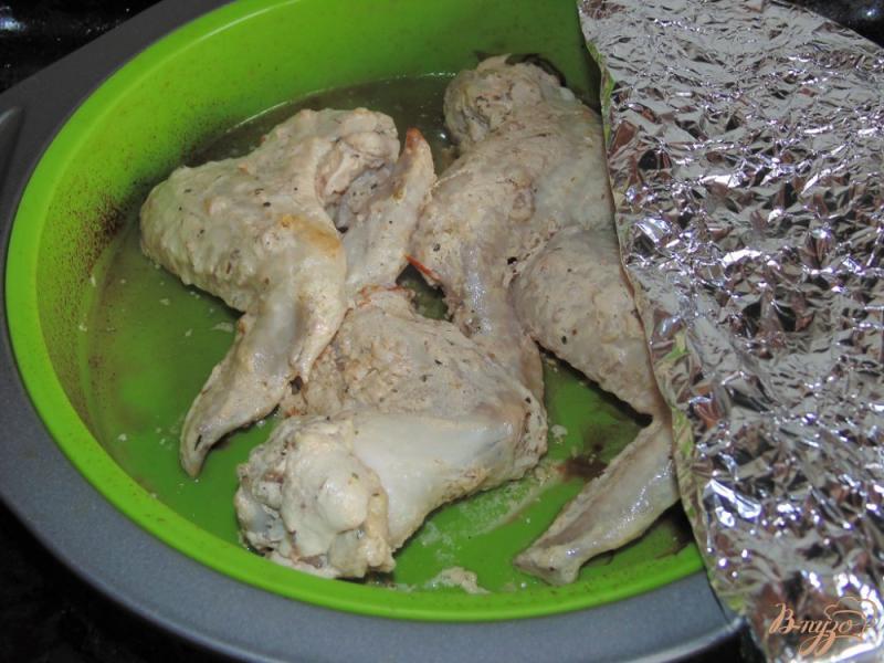 Фото приготовление рецепта: Куриные крылышки маринованные в сметане с аджикой шаг №4