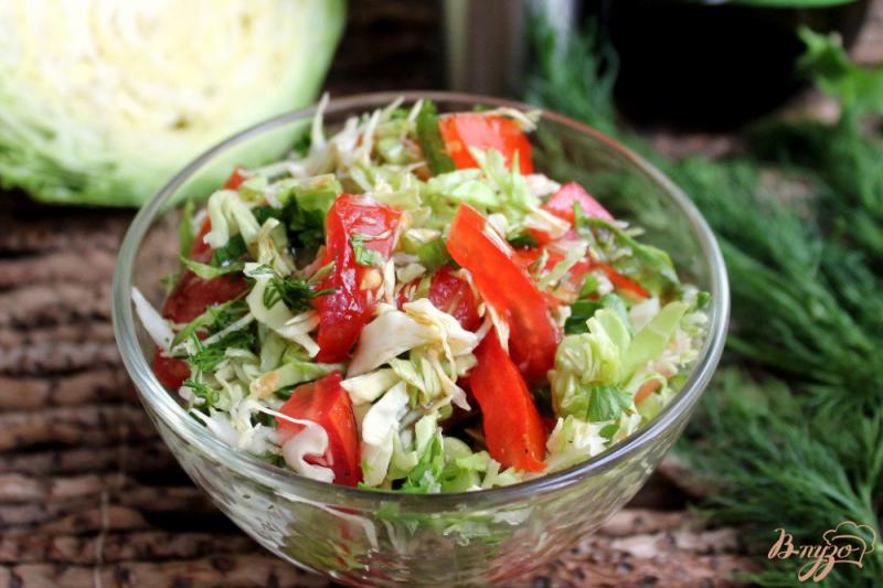 Фото приготовление рецепта: Салат из молодой капусты, помидор и зелени. шаг №6