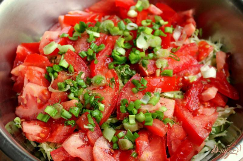 Фото приготовление рецепта: Салат из молодой капусты, помидор и зелени. шаг №4