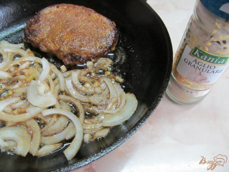 Фото приготовление рецепта: Свинина под луково-творожным соусом шаг №3