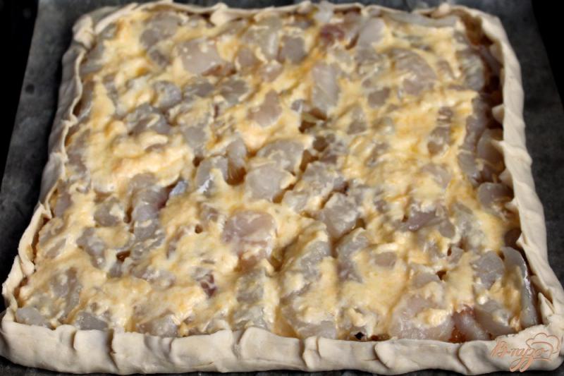 Фото приготовление рецепта: Слоеный пирог с минтаем и луком шаг №6