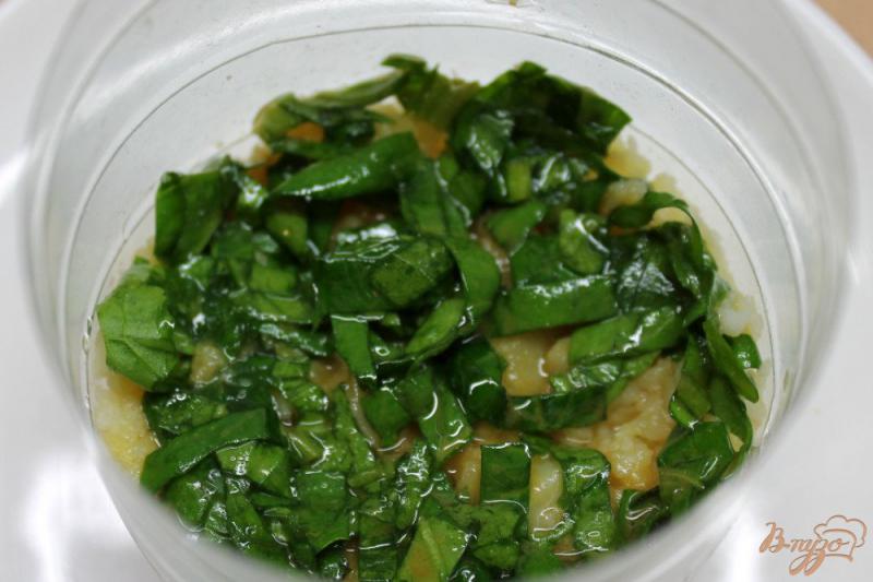 Фото приготовление рецепта: Слоеный салат с красной рыбой и картофелем шаг №4