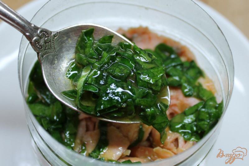 Фото приготовление рецепта: Слоеный салат с красной рыбой и картофелем шаг №6