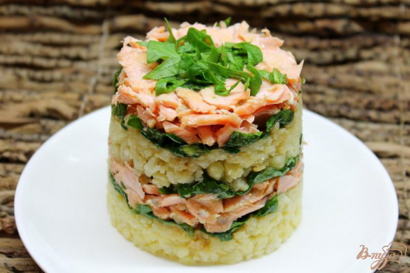 Фото приготовление рецепта: Слоеный салат с красной рыбой и картофелем шаг №8