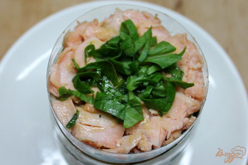 Фото приготовление рецепта: Слоеный салат с красной рыбой и картофелем шаг №7