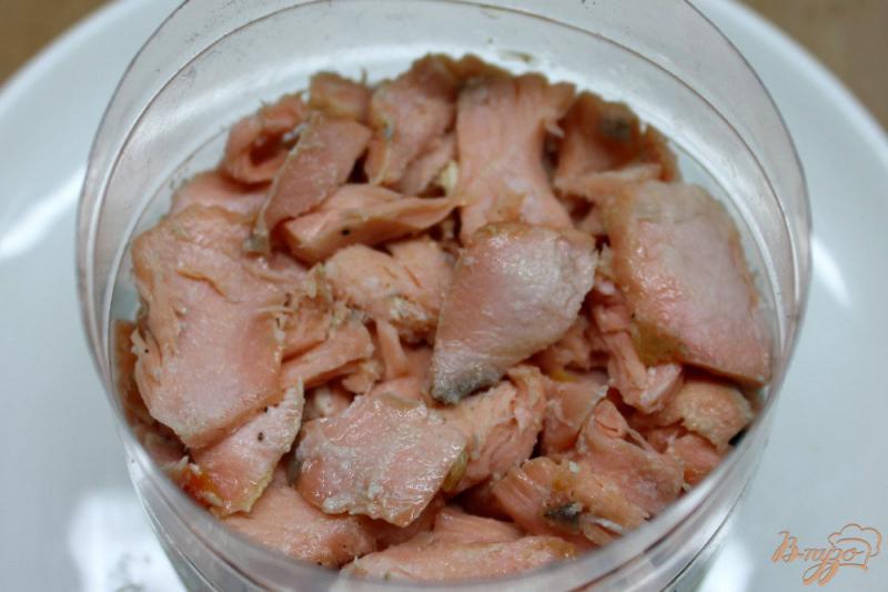 Фото приготовление рецепта: Слоеный салат с красной рыбой и картофелем шаг №5