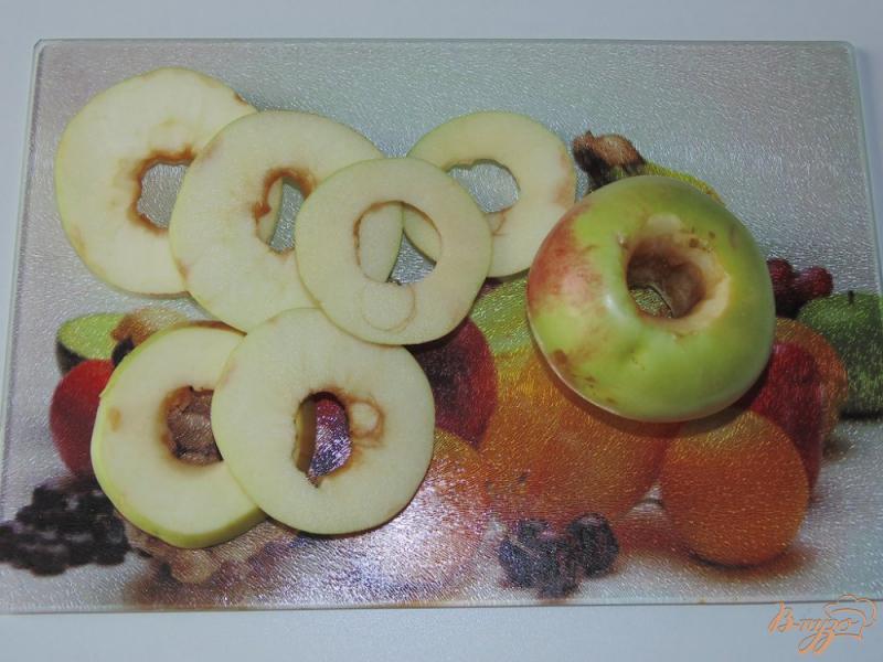 Фото приготовление рецепта: Яблоки в кляре шаг №3
