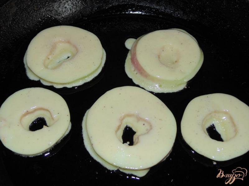Фото приготовление рецепта: Яблоки в кляре шаг №5