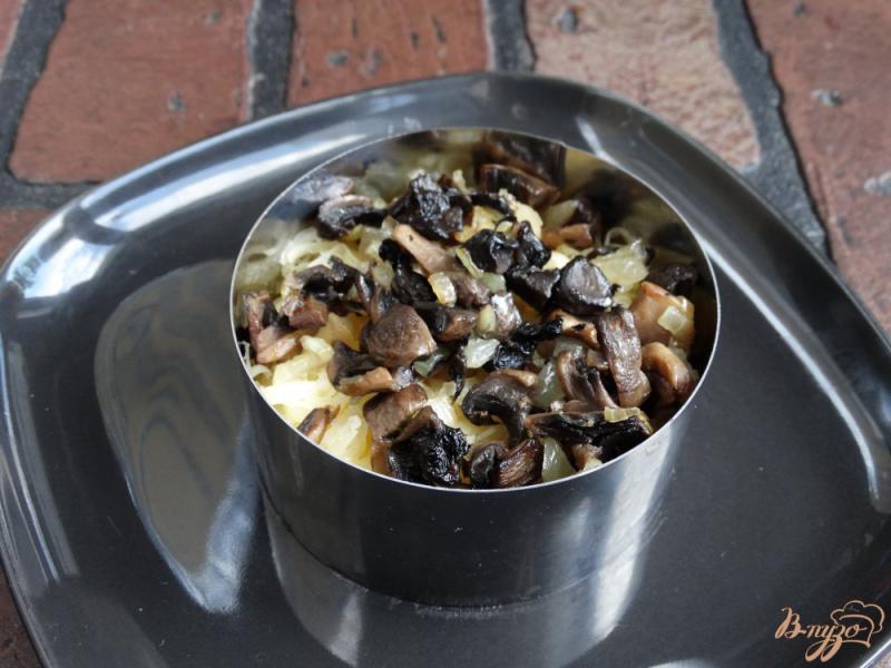 Фото приготовление рецепта: Кукурузная каша с сыром и грибами шаг №7