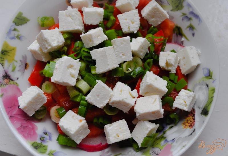Фото приготовление рецепта: Салат с редисом и брынзой шаг №4