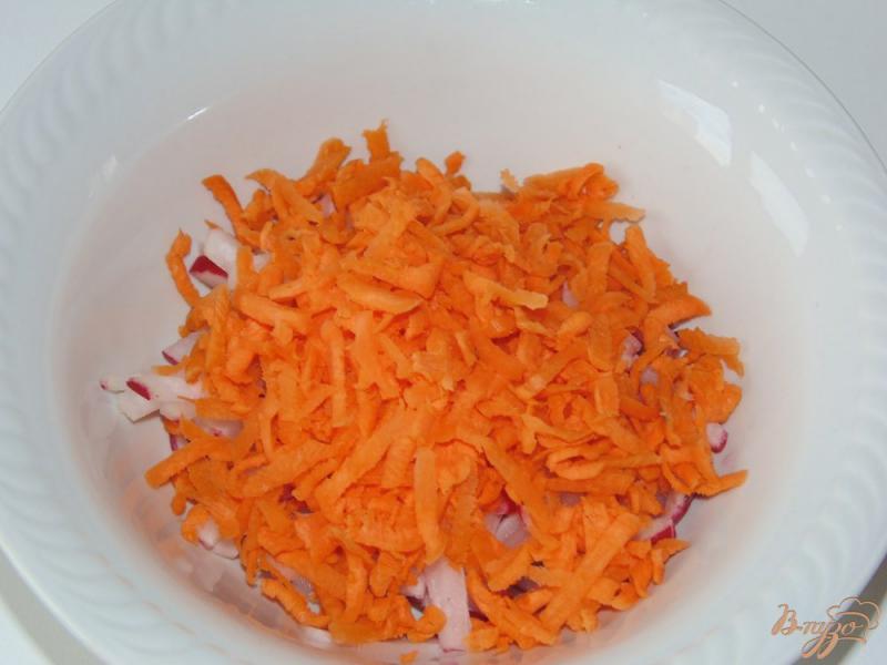Фото приготовление рецепта: Салат из редиса, моркови и сельдерея шаг №2