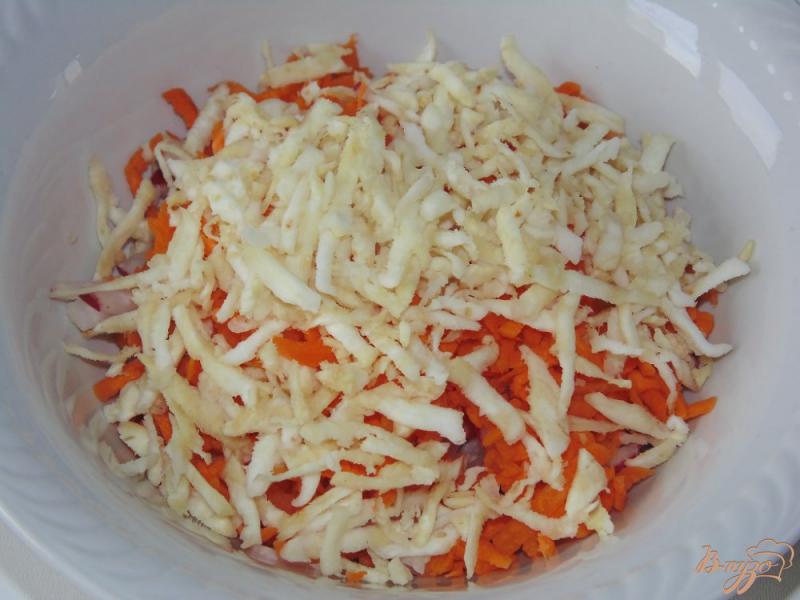 Фото приготовление рецепта: Салат из редиса, моркови и сельдерея шаг №3