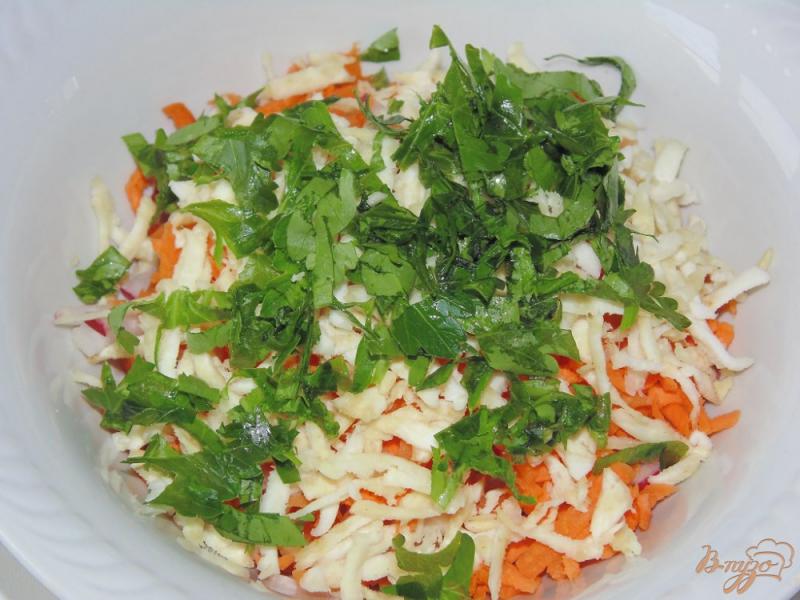 Фото приготовление рецепта: Салат из редиса, моркови и сельдерея шаг №4