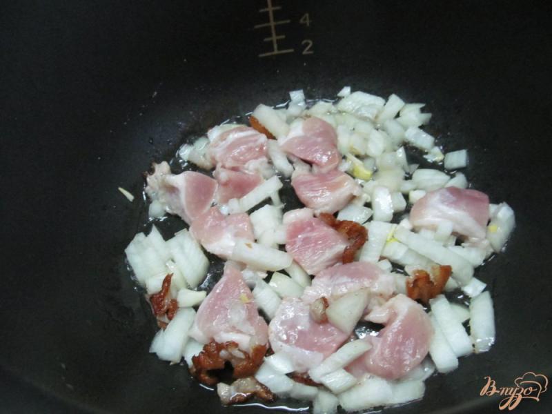 Фото приготовление рецепта: Рагу из свинины с замороженными овощами в мультиварке шаг №2
